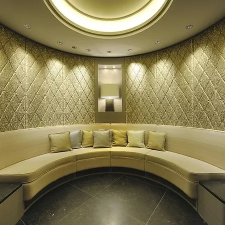 The Ritz-carlton, Otel 5*