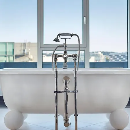 The Ritz-carlton,