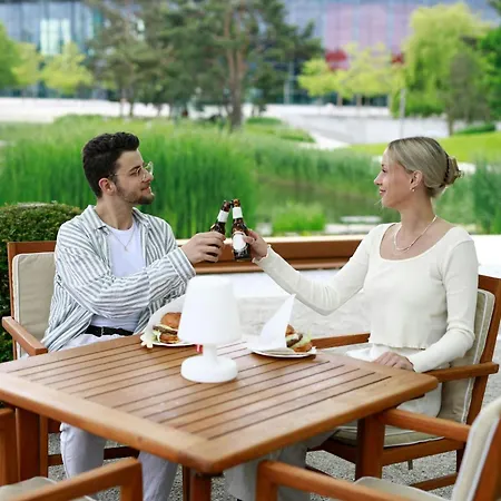 The Ritz-carlton, מלון