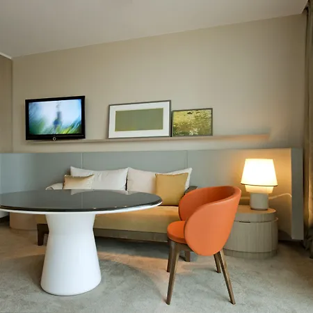 The Ritz-carlton, 호텔