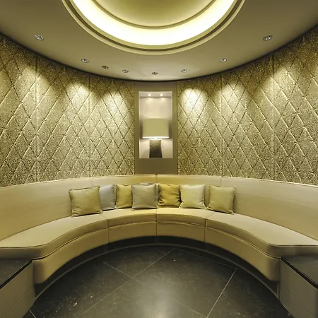 The Ritz-carlton, מלון 5*