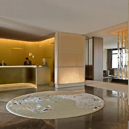 The Ritz-carlton, 호텔